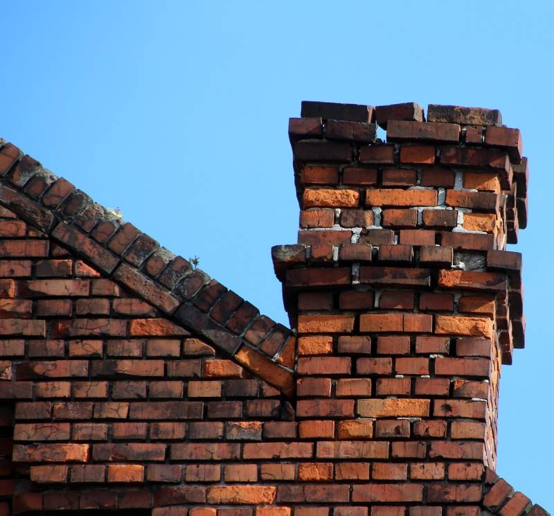 Signs Your Farmington Hills Home Needs a Chimney Inspection Blog Article - Damaged chimney on an Farmington Hills home showing cracks and missing mortar